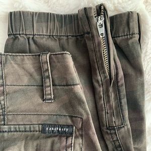 SANCTUARY Peace Trooper Camo jogger pants with side zipper at the hem. Size 25